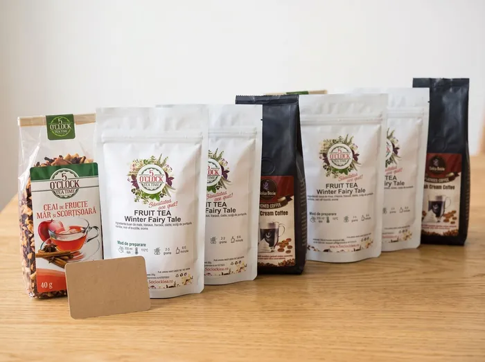 cadou corporate doar ceai și cafea: seturi de câte trei pungi, aliniate pe masă
